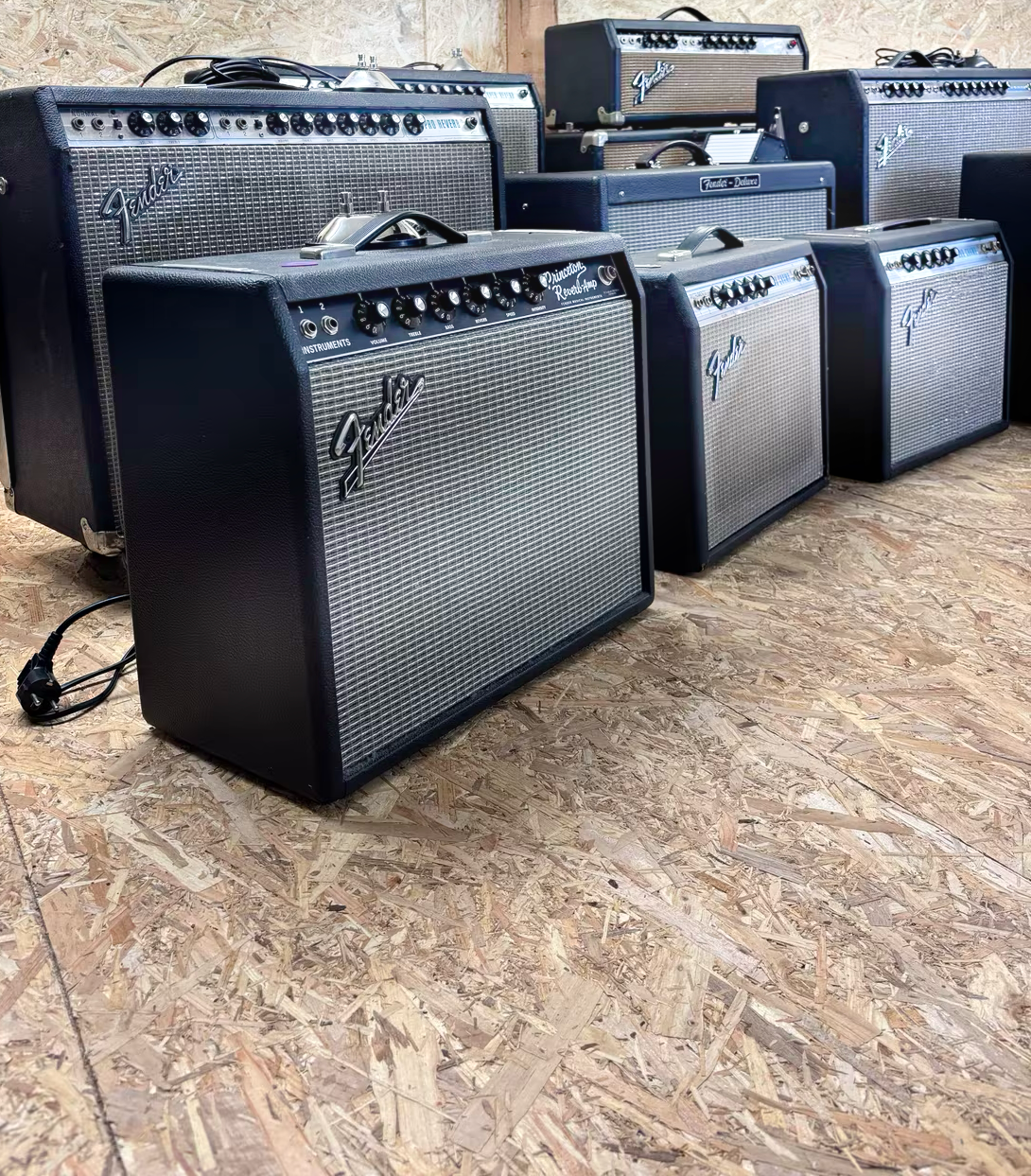 Impressie van onze shop met vintage Fender versterkers
